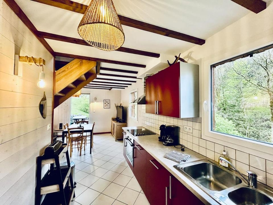 Kitchen or kitchenette, Dining area, stove