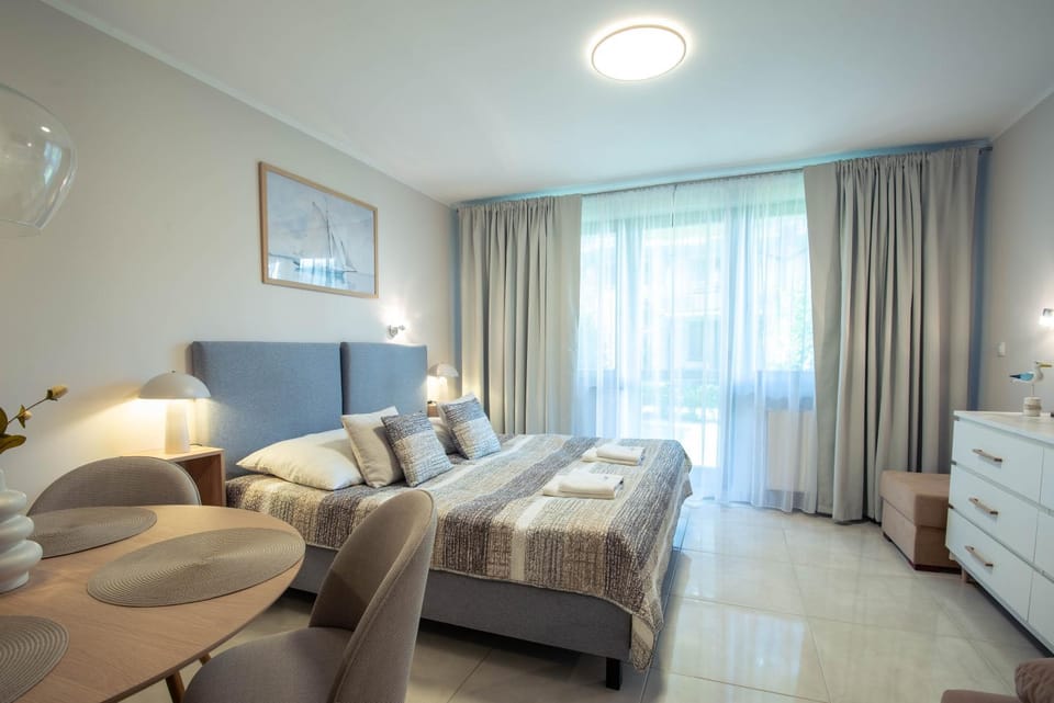 Bed, Photo of the whole room, Seating area