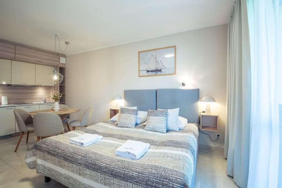 Bed, Photo of the whole room, towels