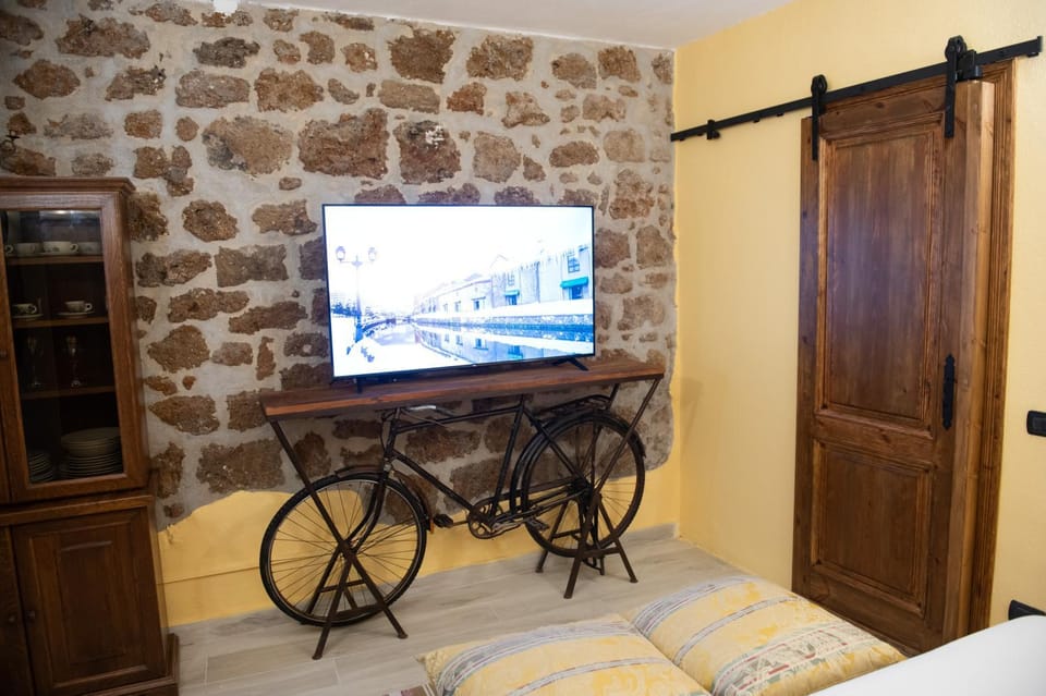 Communal lounge/ TV room, Bed, TV and multimedia, Photo of the whole room, Evening entertainment, Bedroom