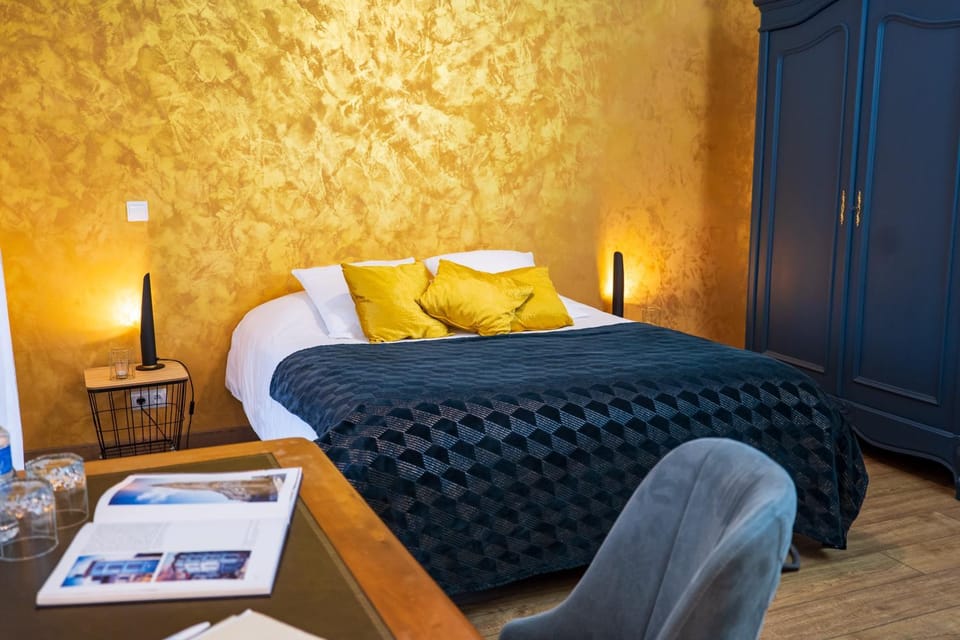 Bed, Photo of the whole room, Bedroom, wardrobe