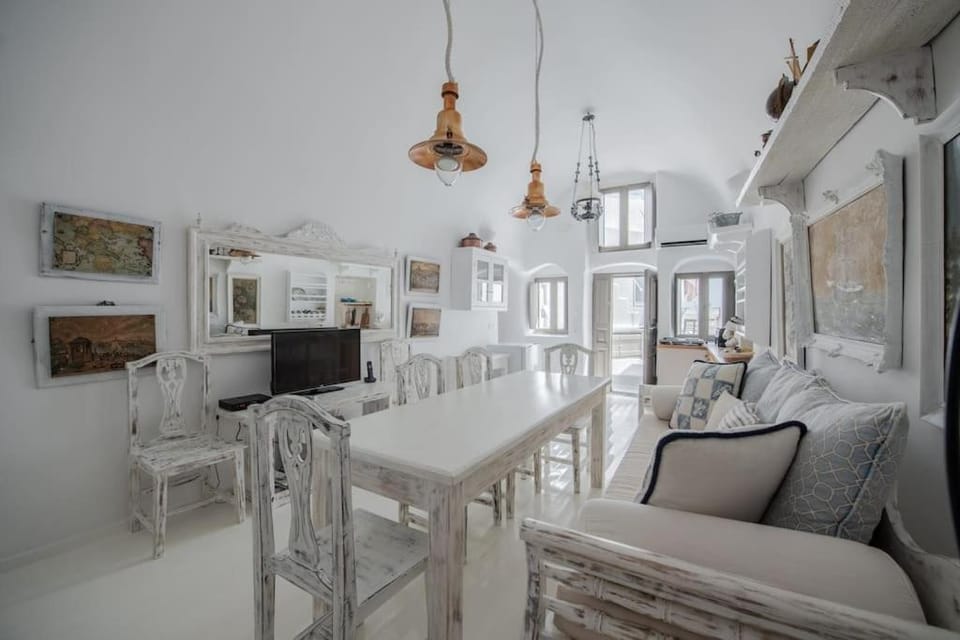 Astrea Suites "Ostria Cave Villa-outdoor Jacuzzi" Villa in Oia