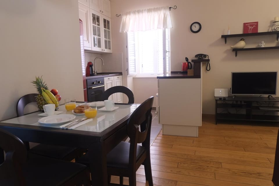 TV and multimedia, Kitchen or kitchenette, Dining area