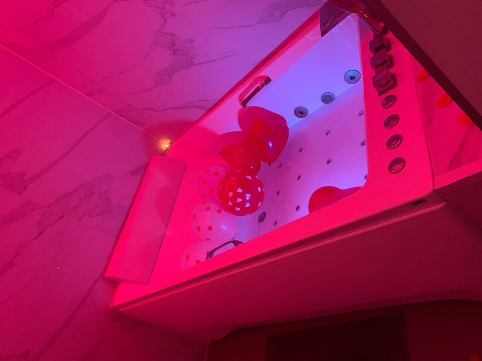 La home Gold Jacuzzi Apartment in Wallonia, Belgium