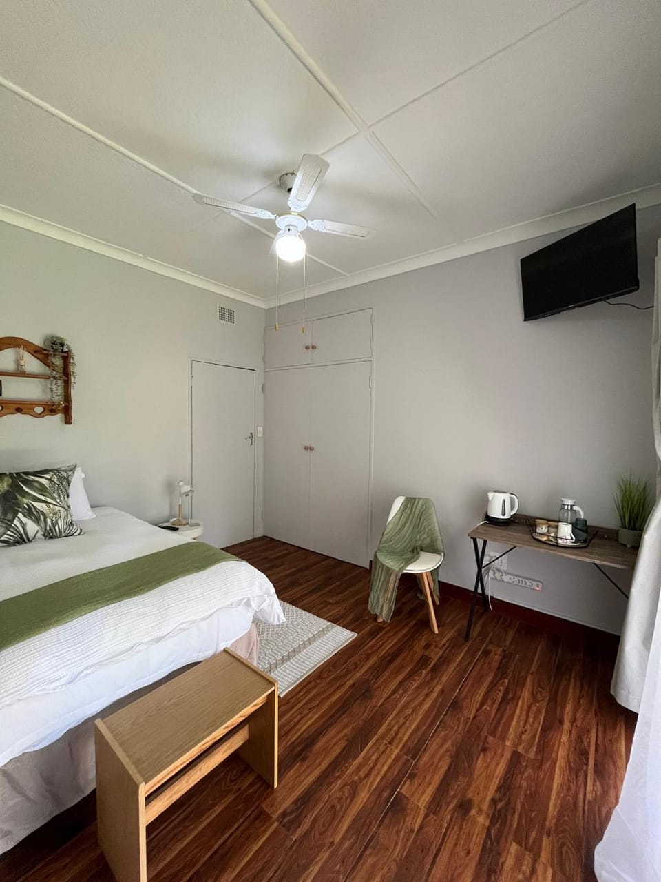 Bed, TV and multimedia, Bedroom, wardrobe