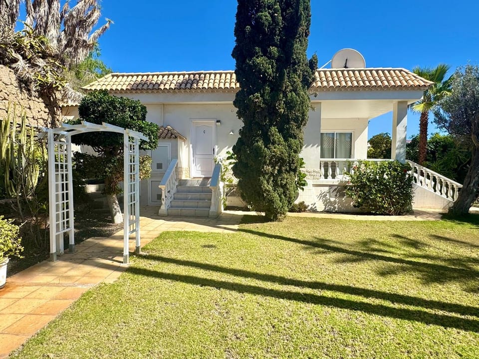 Property building, Facade/entrance, Garden