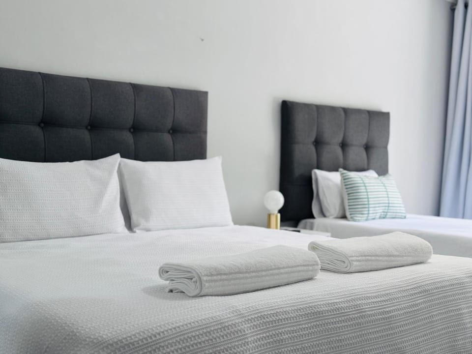 Bed, towels