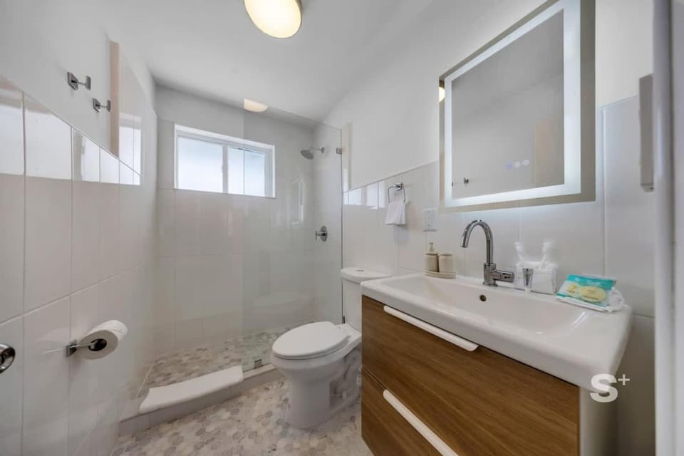 Toilet, Bathroom, towels