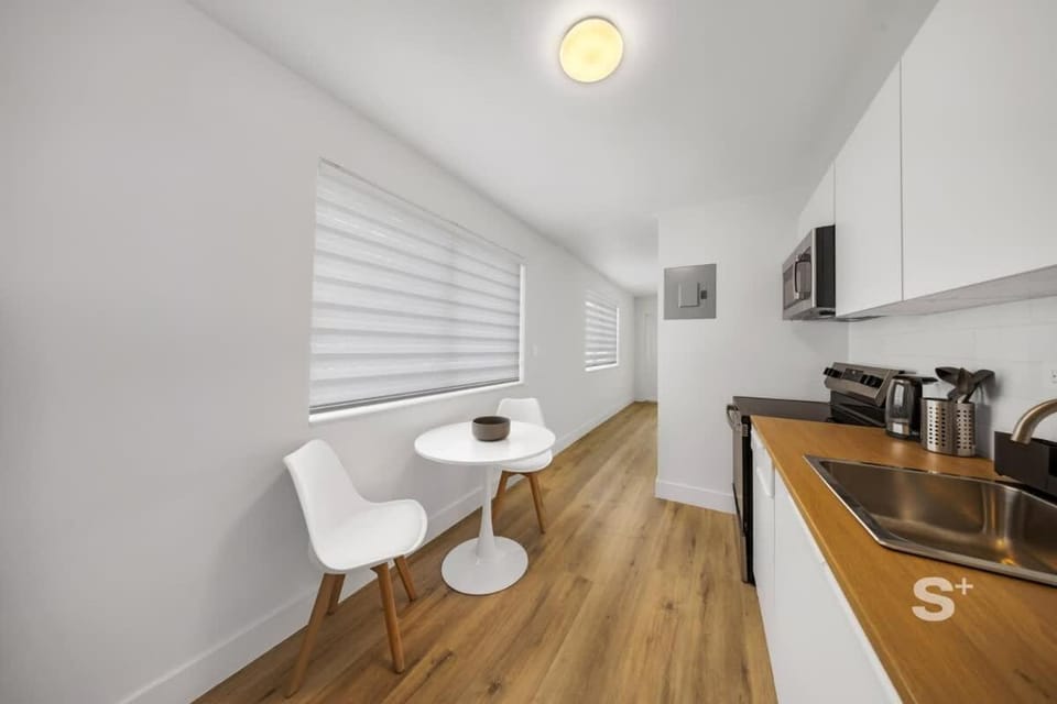 Coffee/tea facilities, Kitchen or kitchenette, Dining area