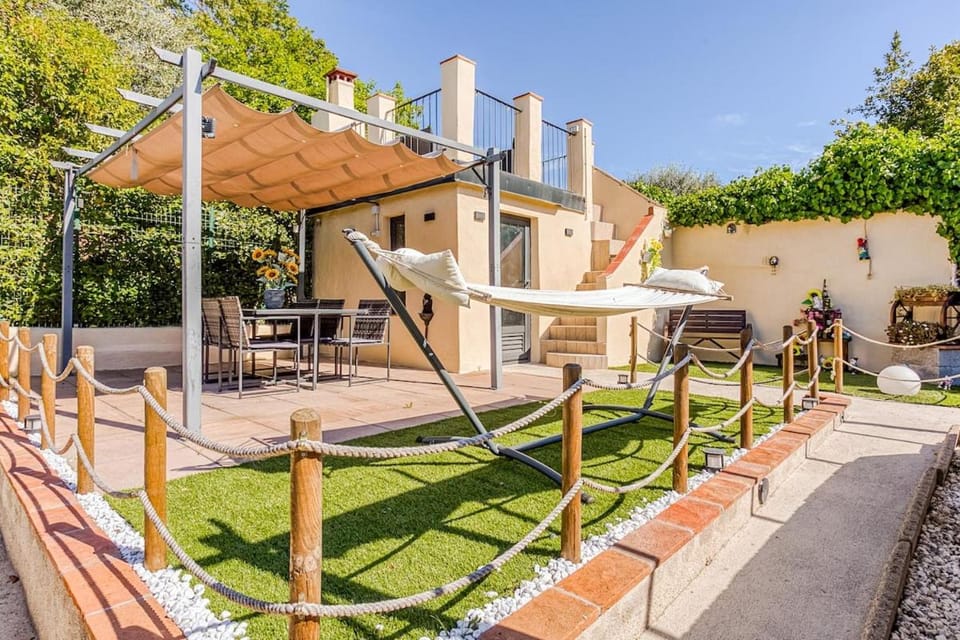 Patio, Day, Garden, Garden view, sunbed