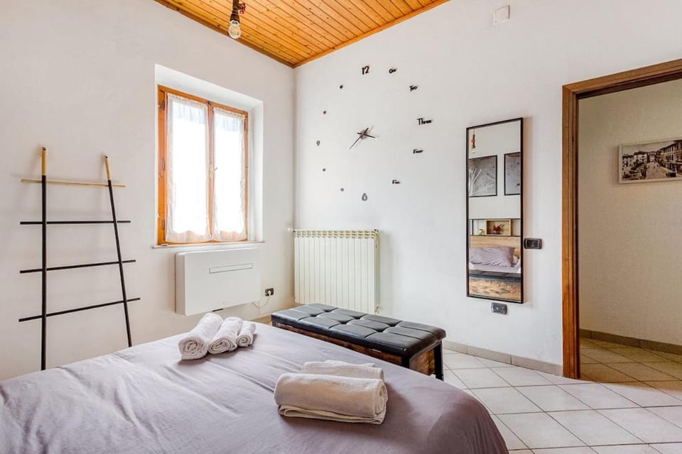 Bed, Bedroom, towels