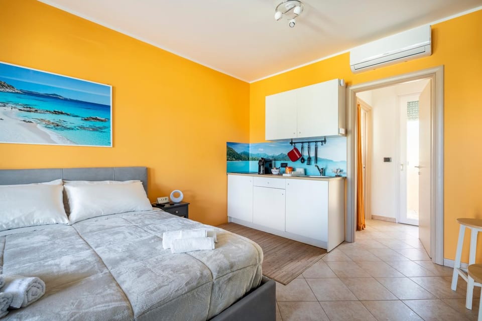 Bed, Kitchen or kitchenette, Photo of the whole room, Bedroom