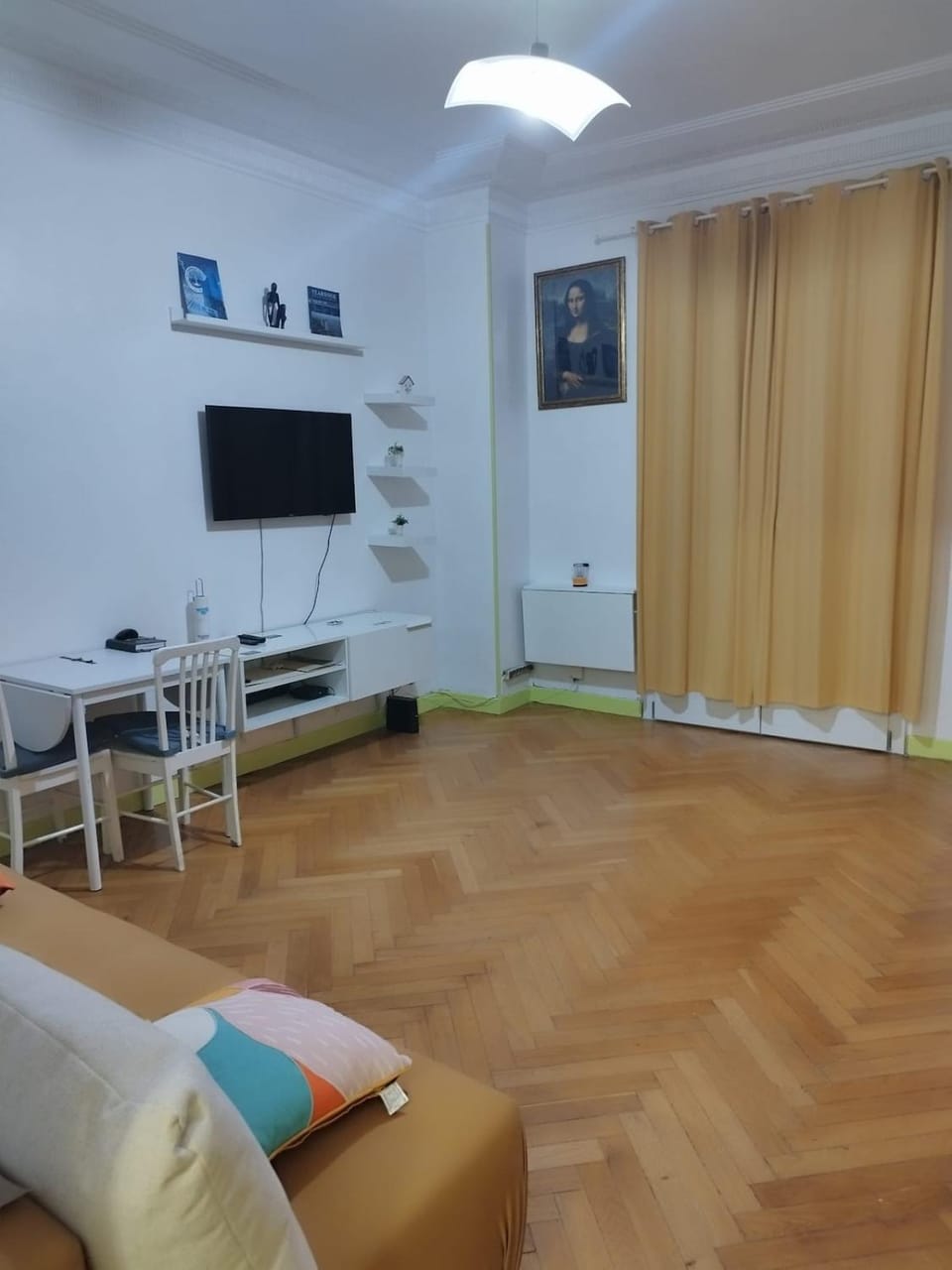 TV and multimedia, Seating area, Bedroom