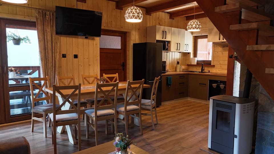TV and multimedia, Kitchen or kitchenette, Living room, Seating area, Dining area, oven, stove