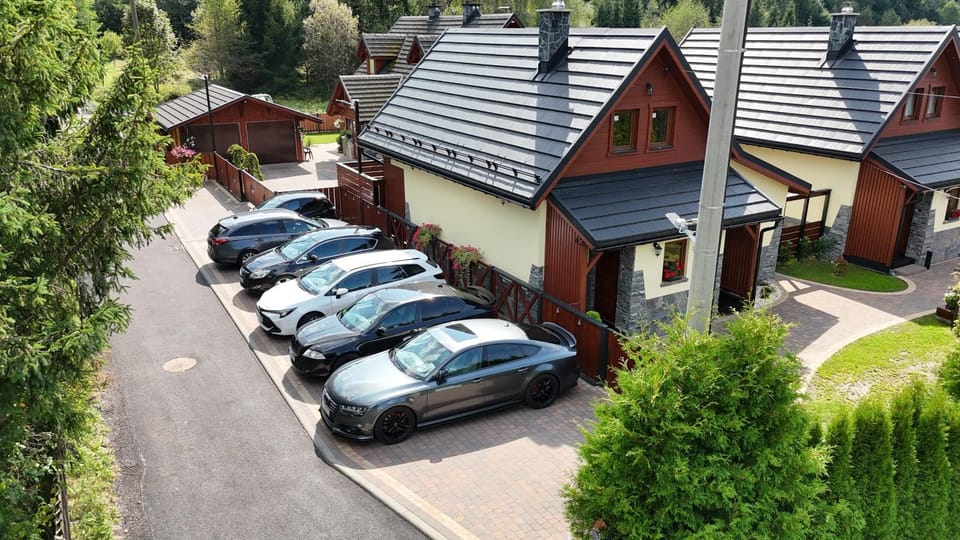 Property building, Day, Neighbourhood, Street view, Location, Parking