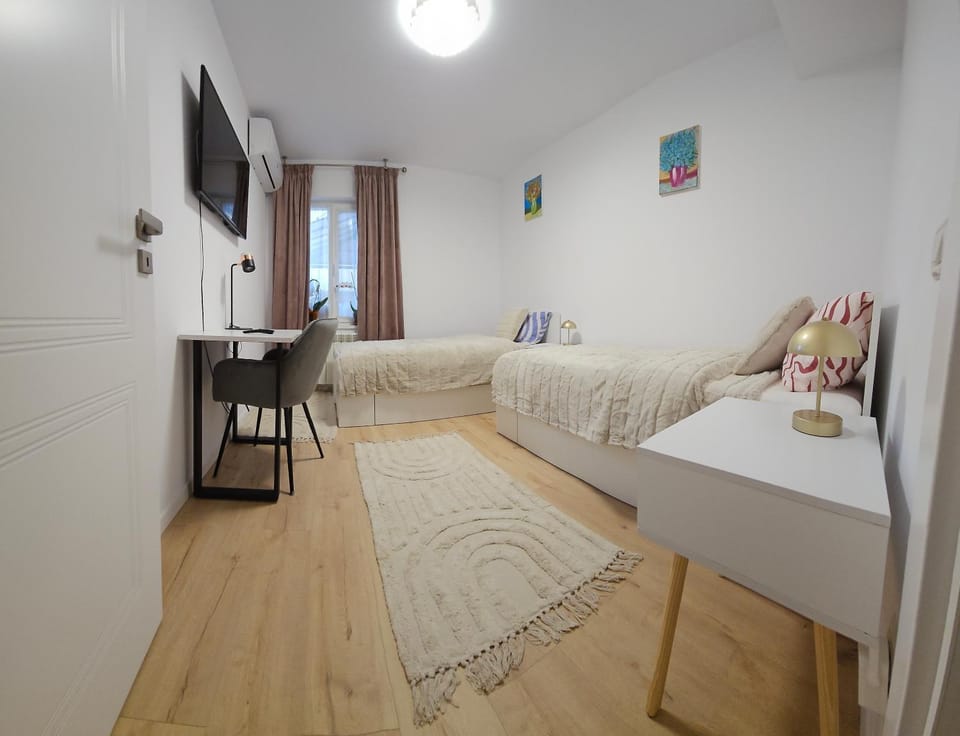 Bed, TV and multimedia, Photo of the whole room, Bedroom