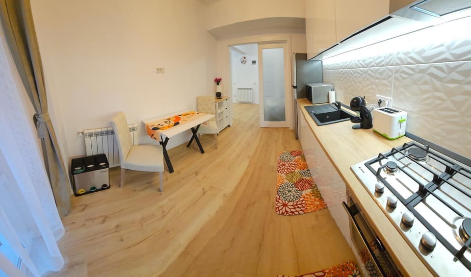 Kitchen or kitchenette, internet, stove