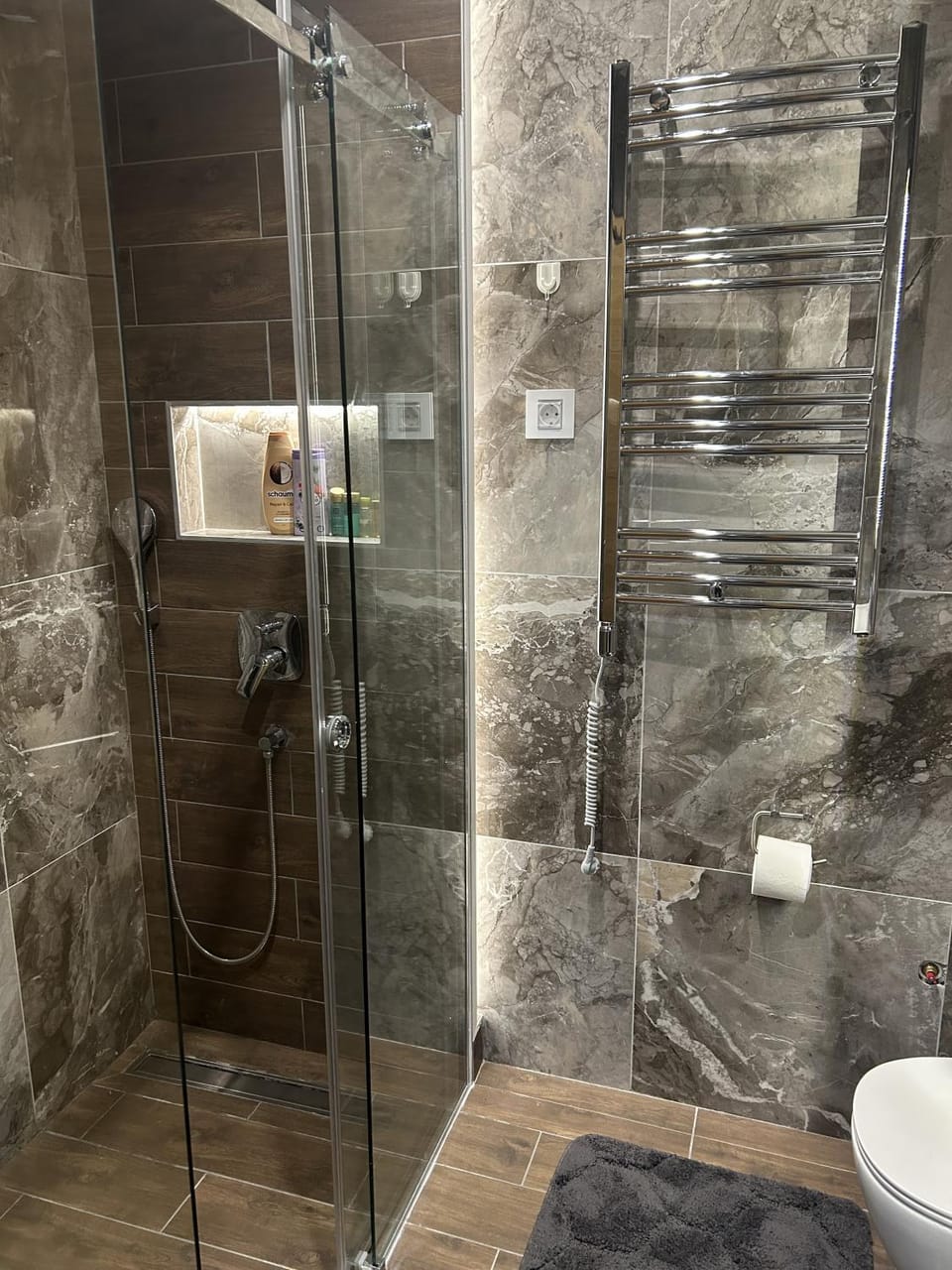 Shower, Toilet, Bathroom, towels