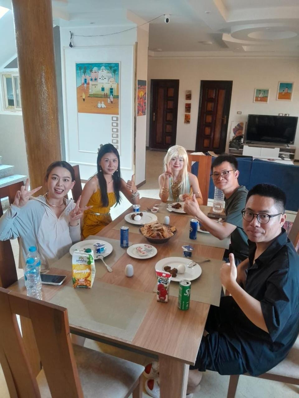 People, Living room, Food and drinks, Dining area, group of guests, Family