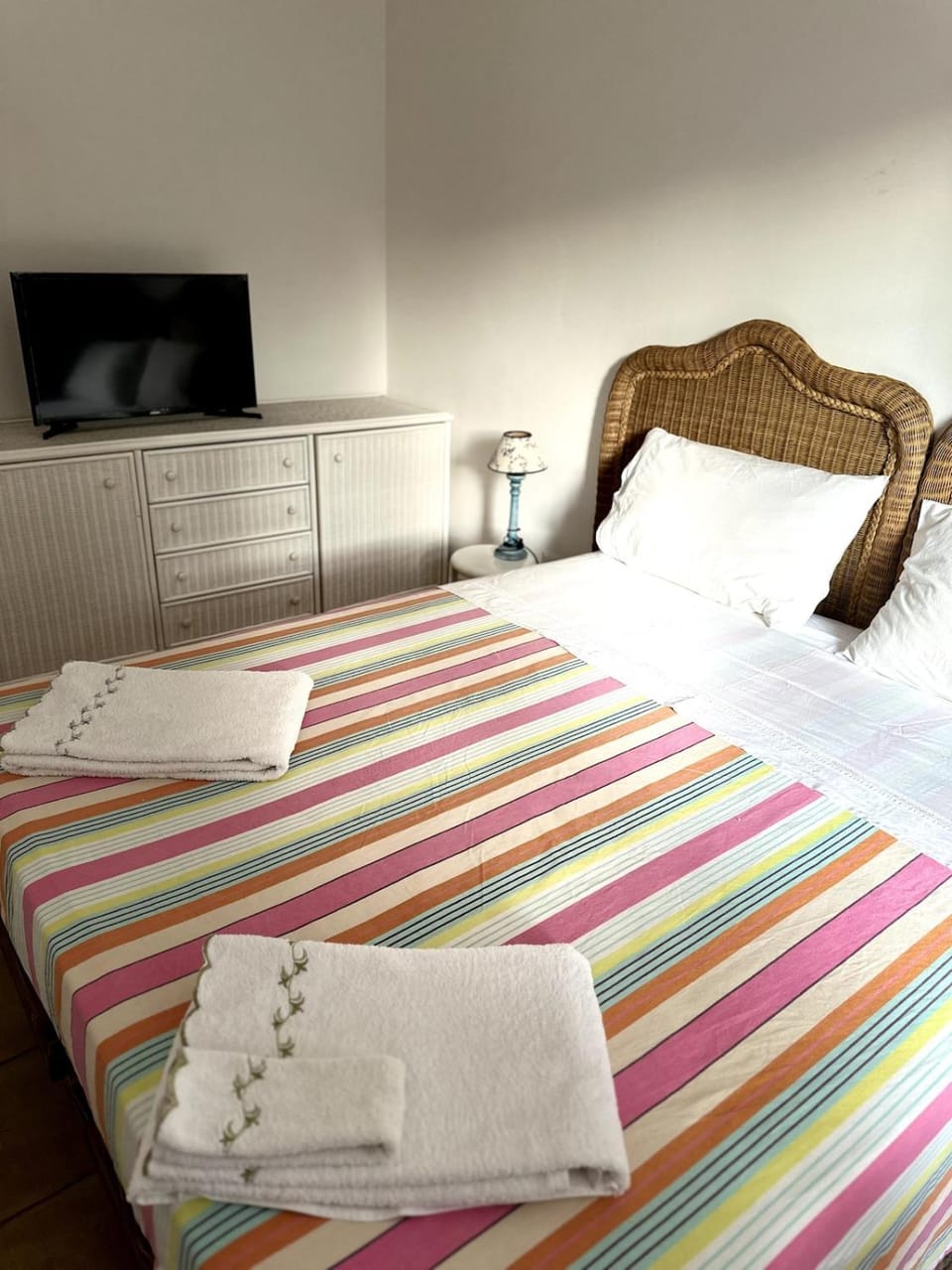 Bed, TV and multimedia, Bedroom