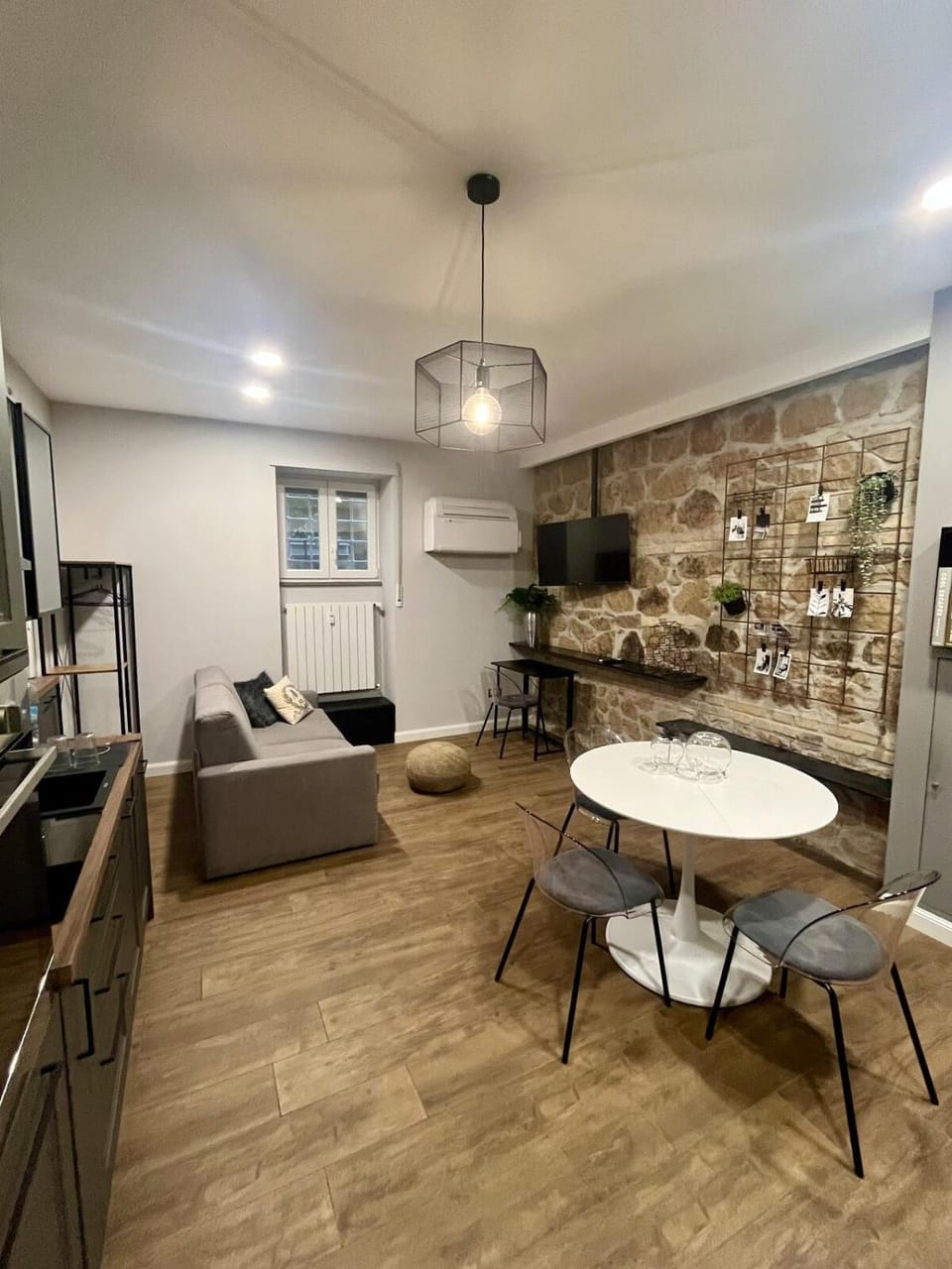 Kitchen or kitchenette, Living room, Seating area, Dining area