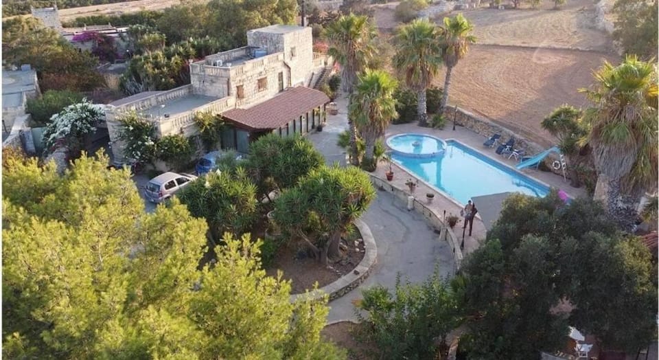 Ta Karag Villa - Countryside Escape - Pool & Tennis Villa in Malta
