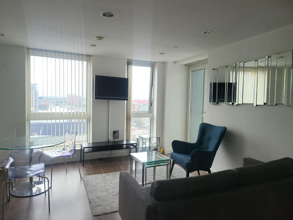 Spectacular private bedroom in 2 bedroom apartment Vacation rental in Salford