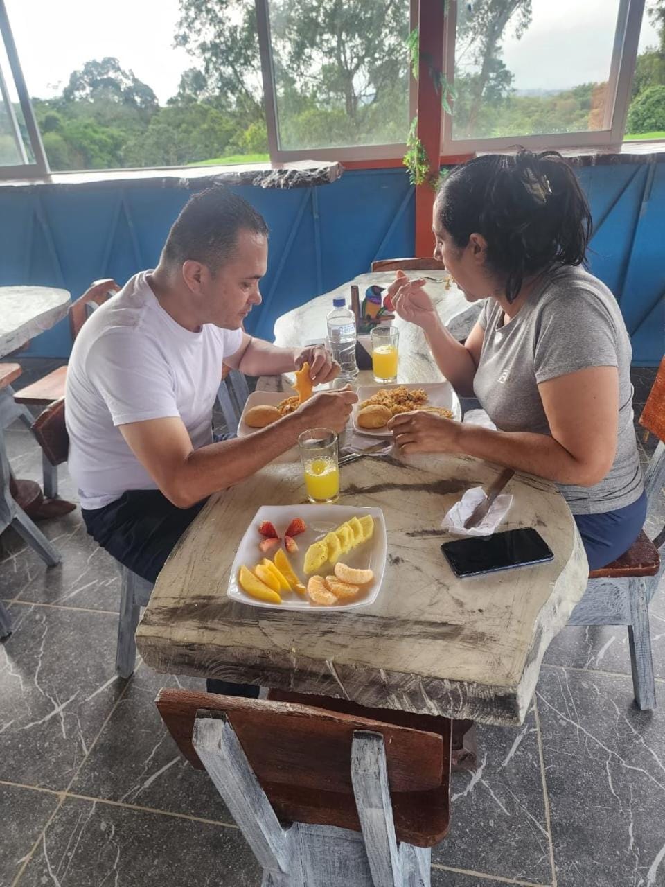 Restaurant/places to eat, People, Guests, Breakfast, group of guests