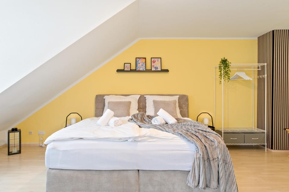 Bed, Photo of the whole room, Bedroom, towels