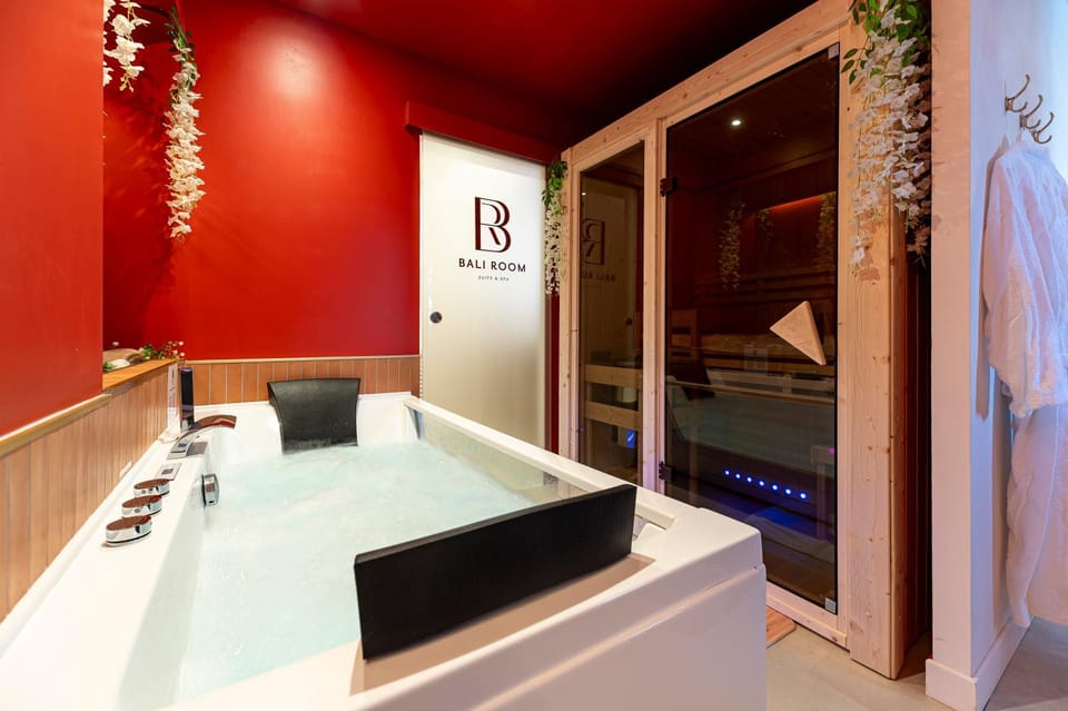 Hot Tub, Sauna, Sauna