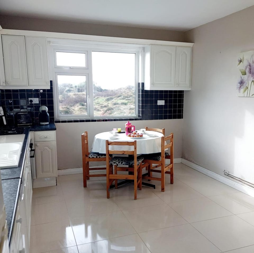 Kitchen or kitchenette, Dining area, pet friendly, stove