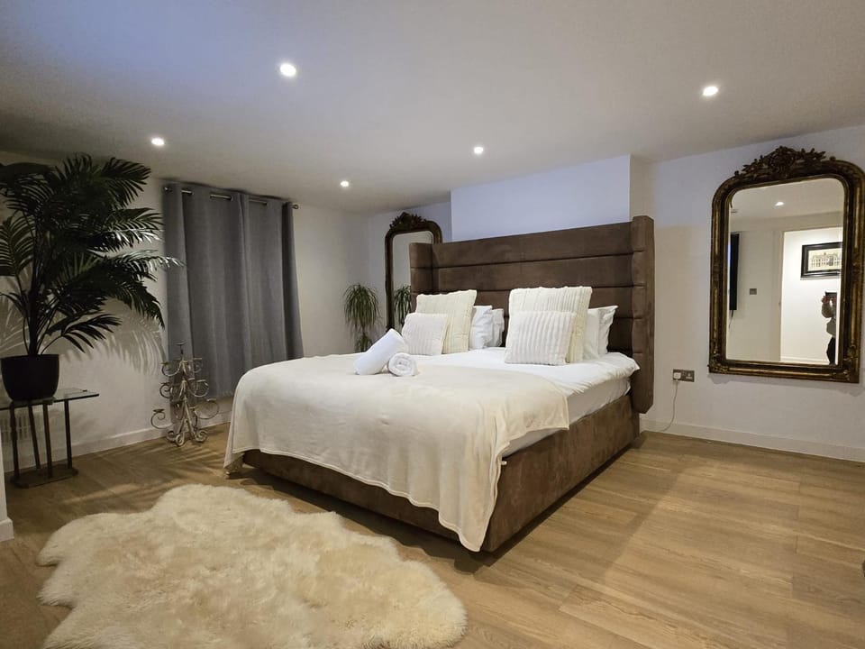 Bed, Photo of the whole room, Bedroom