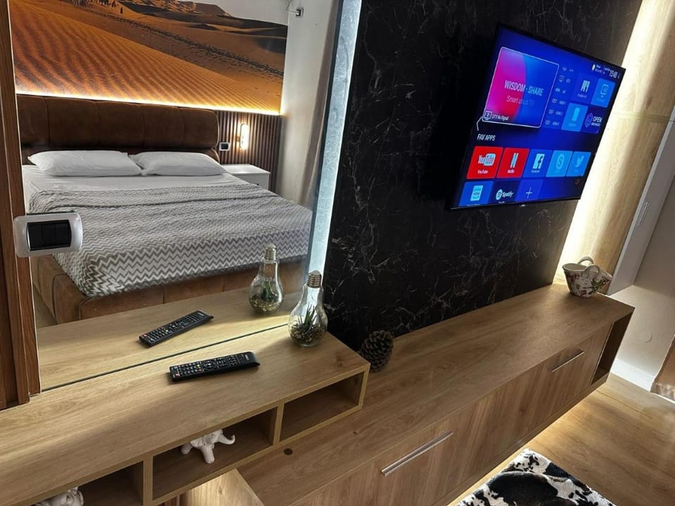 Bed, TV and multimedia, Bedroom