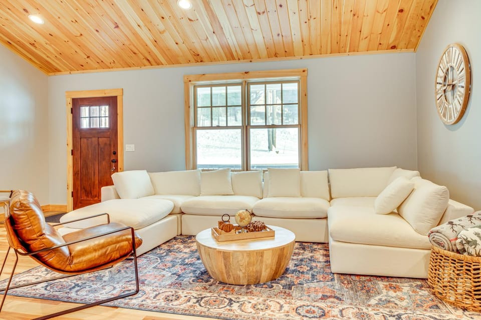 6 Mi to Lake Winnipesaukee: New Hampshire Home House in Gilford