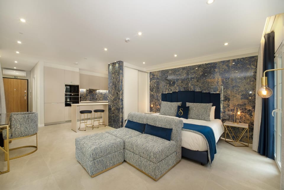Bed, Kitchen or kitchenette, Living room, Seating area, Dining area, Bedroom