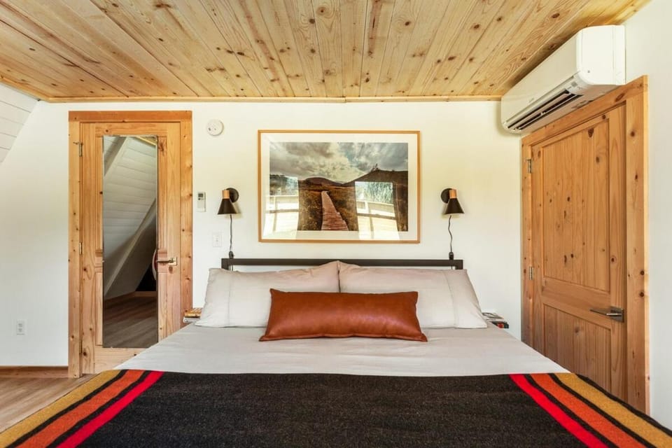 New Scandi-camp A-Frame, Hot Tub, Views, Walk Downtown Chalet in Black Mountain