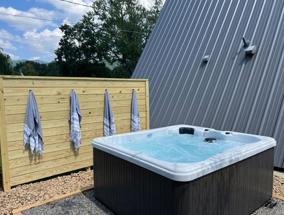 New Scandi-camp A-Frame, Hot Tub, Views, Walk Downtown Chalet in Black Mountain