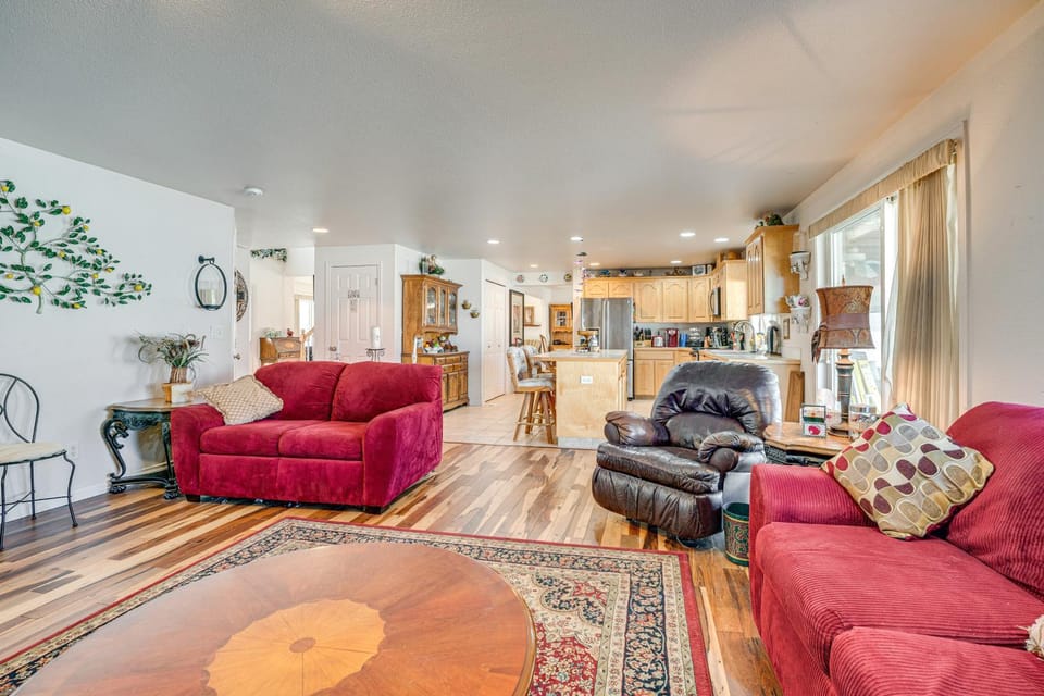 1 Mi to Moses Lake Home with Private Yard and Hot Tub House in Moses Lake