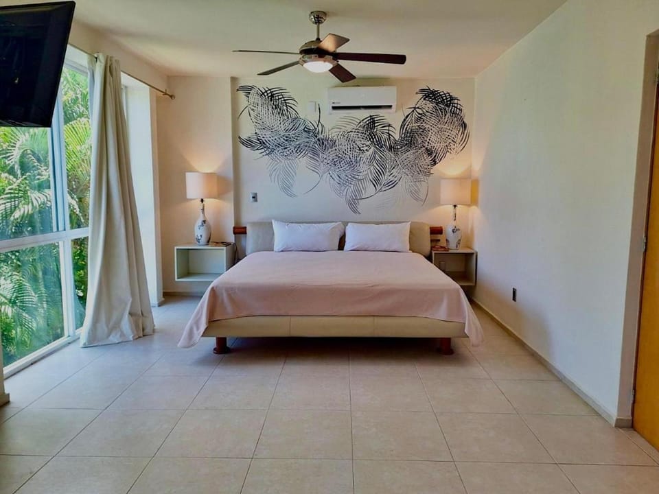 Bed, TV and multimedia, Photo of the whole room, Bedroom