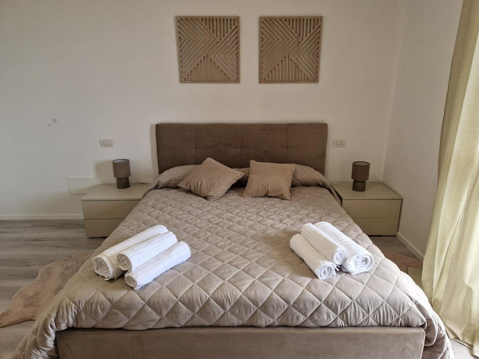 Bed, Bedroom, towels