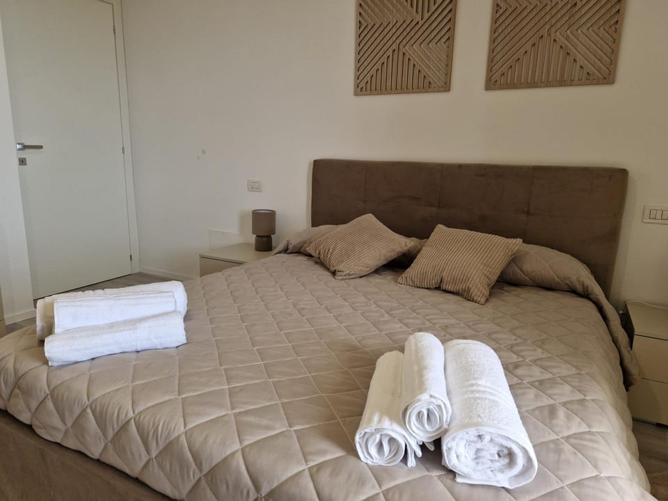 Bed, Bedroom, towels