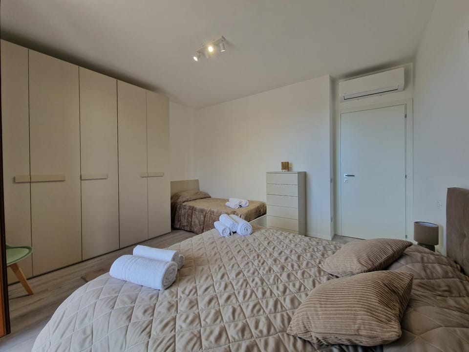 Bed, Bedroom, towels