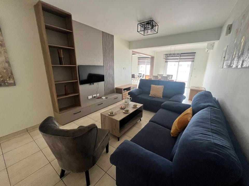 Communal lounge/ TV room, TV and multimedia, Living room, Seating area, Evening entertainment