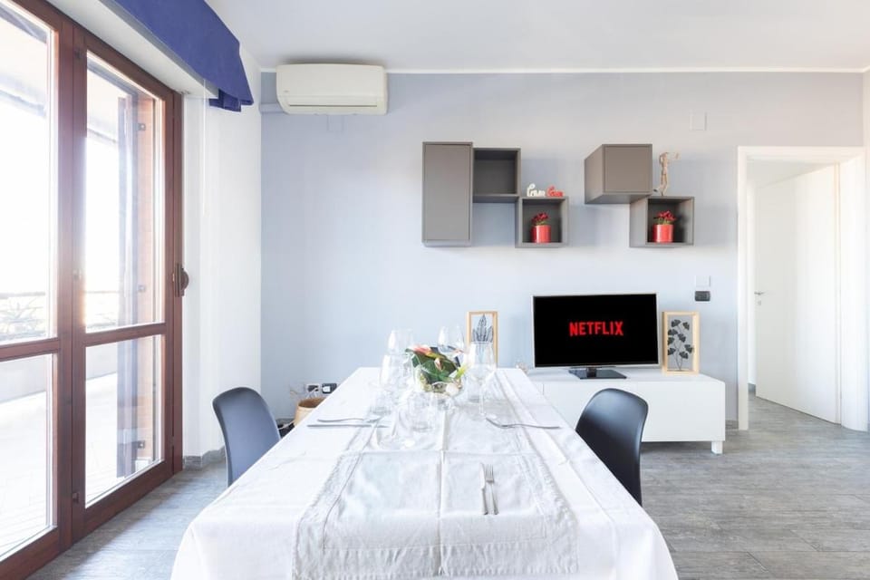 TV and multimedia, Living room, Seating area, Dining area, air conditioner
