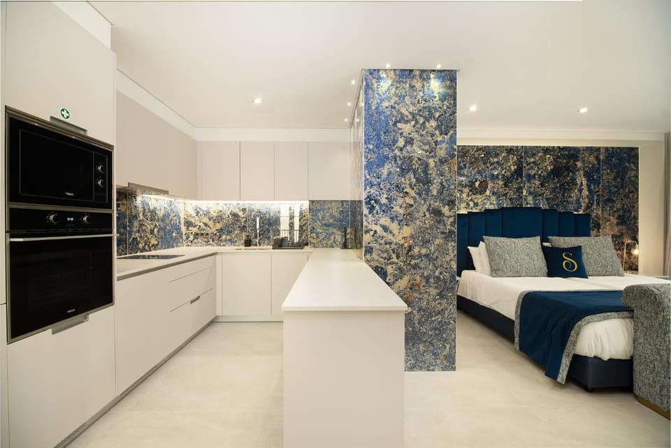 Bed, Kitchen or kitchenette, Bedroom, microwave, oven