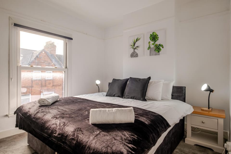 Comfortable 3 Bedroom Townhouse Apartment in Northampton