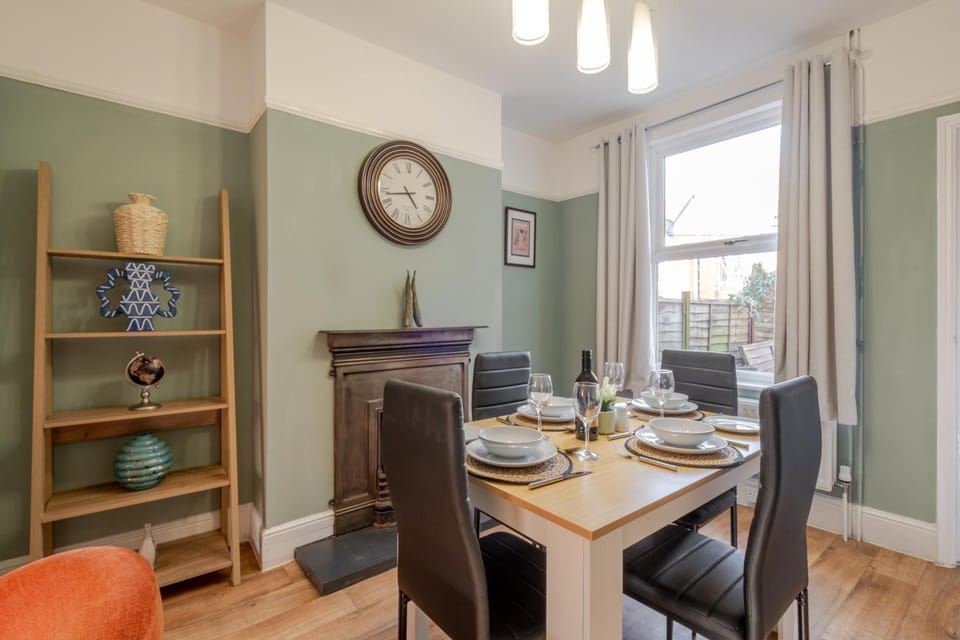 Comfortable 3 Bedroom Townhouse Apartment in Northampton
