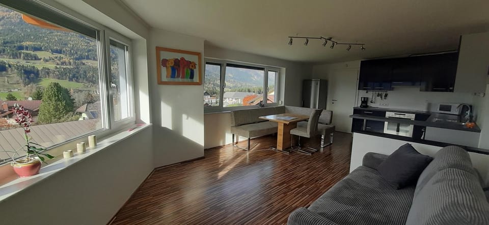 Kitchen or kitchenette, Living room, Seating area, Dining area