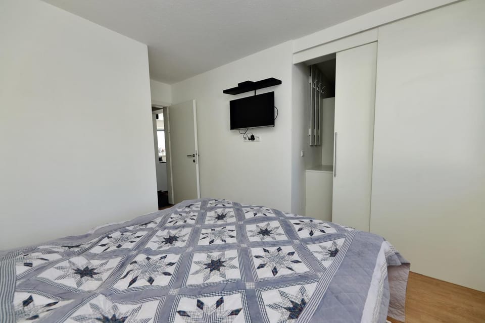 Bed, TV and multimedia, Photo of the whole room, Bedroom