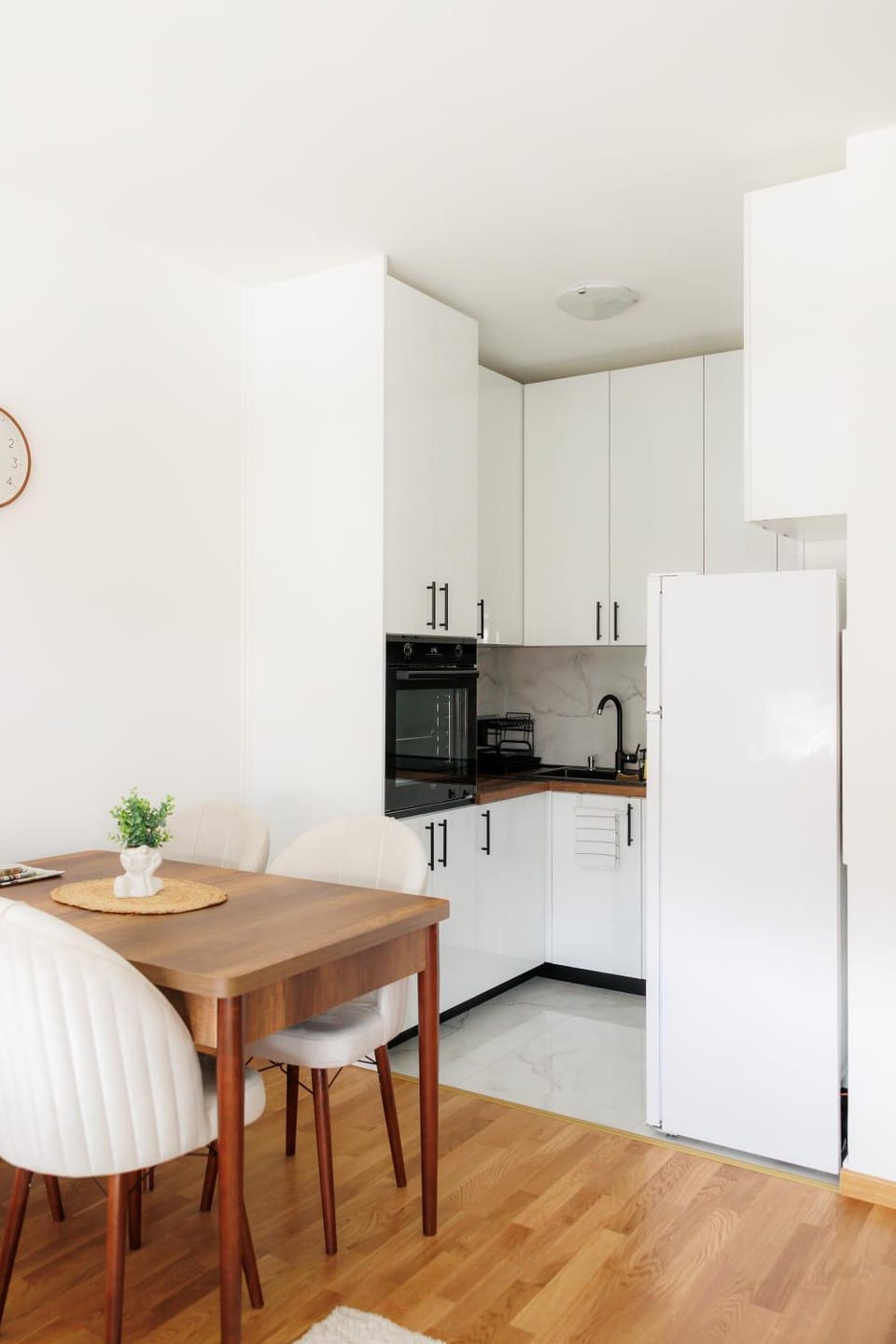 Kitchen or kitchenette, Dining area